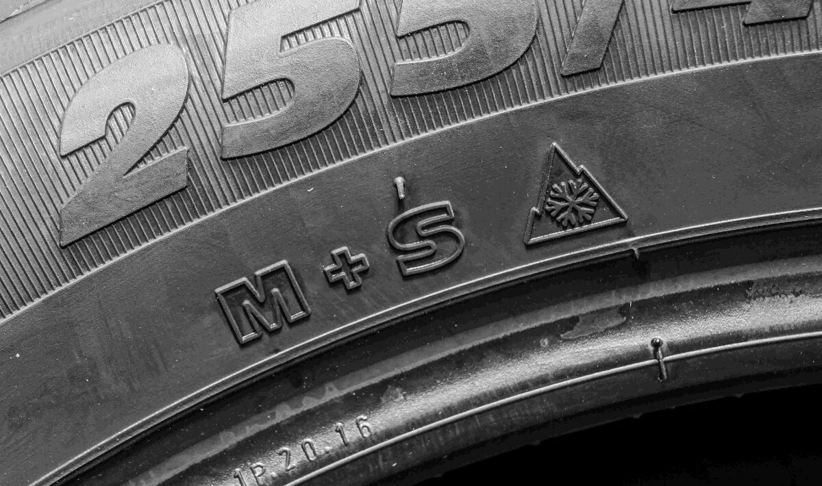 Kdo ještě nepřezul, riskuje víc než pokutu. Pojišťovna může odmítnout proplatit škodu