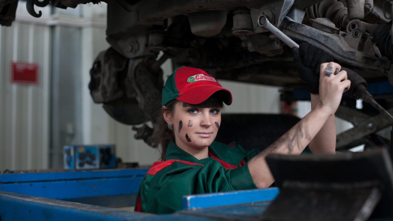 Interakcia s cyklistami: Bezpečný bočný odstup, signalizácia a pravidlá v cyklopruhoch